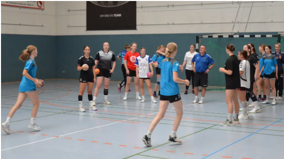 beim handball camp in hude mit dem ehemaligen bundesliga und bundestrainer dago leukefeld lernten di